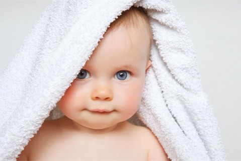 初乳很黄是不是不干净不可以喝？母乳怎么喂养泉州捐卵宝宝？
